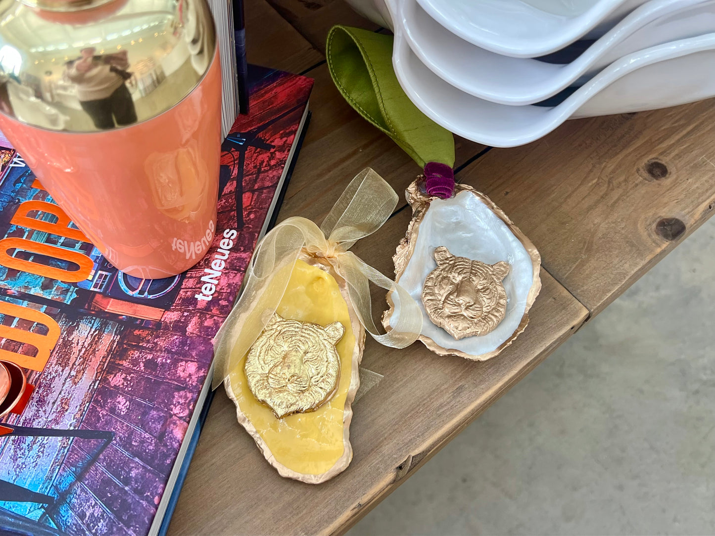 Oyster ornament with intaglio